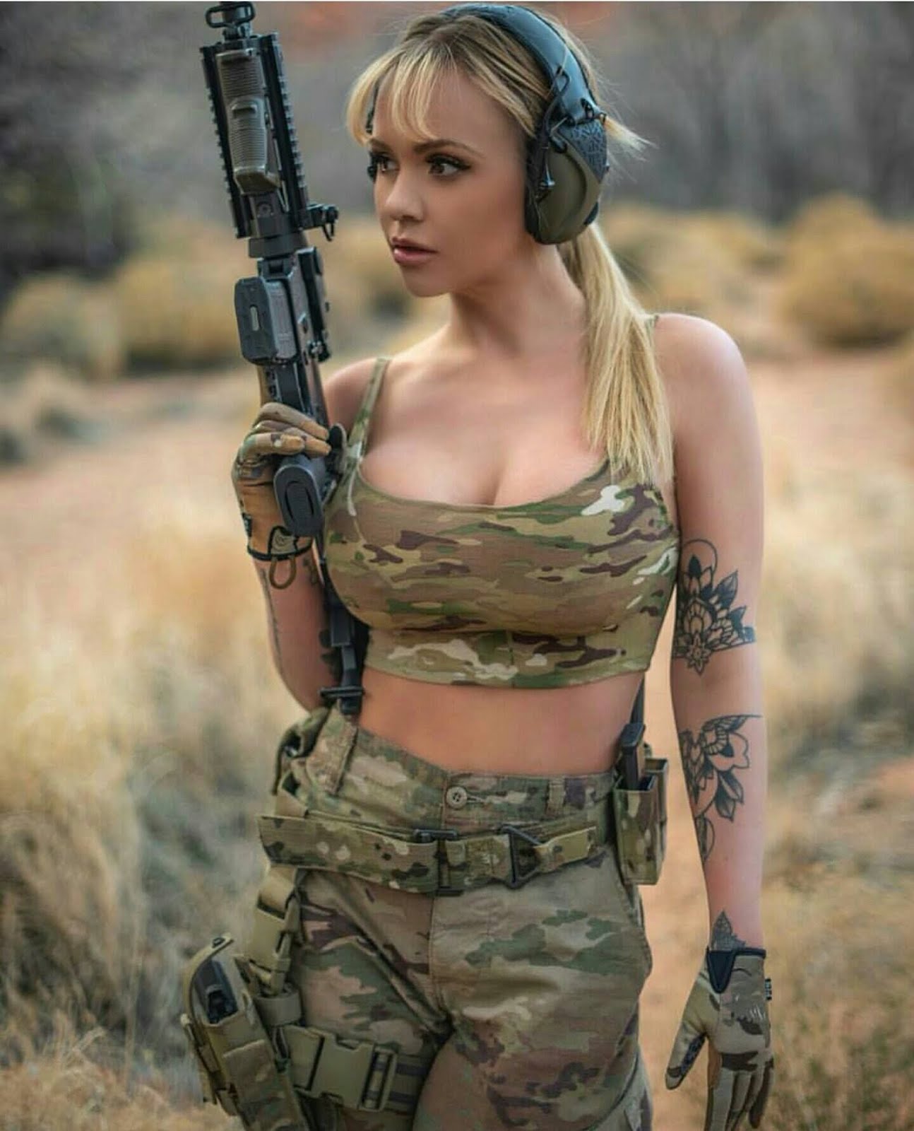 Sexy-armed-girls-with-guns.jpg